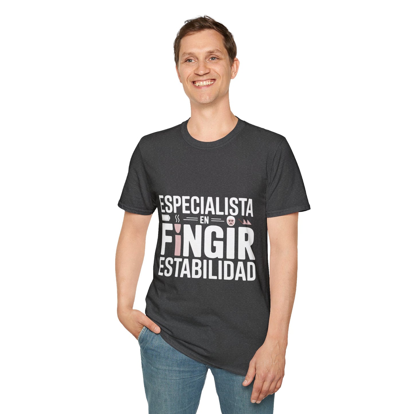 Camiseta sarcasmo laboral — "Especialista en fingir estabilidad" — Edición Oscura