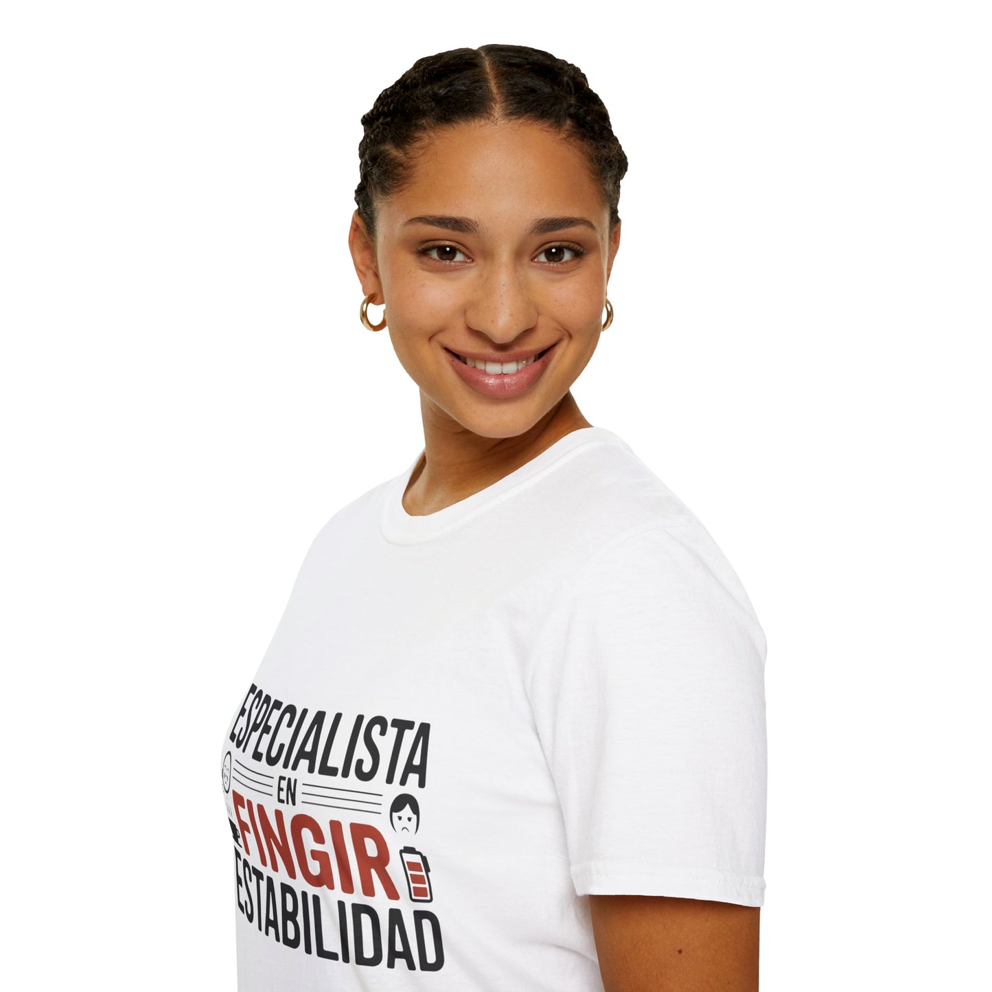 Camiseta sarcasmo laboral — "Especialista en fingir estabilidad" — Edición Clara
