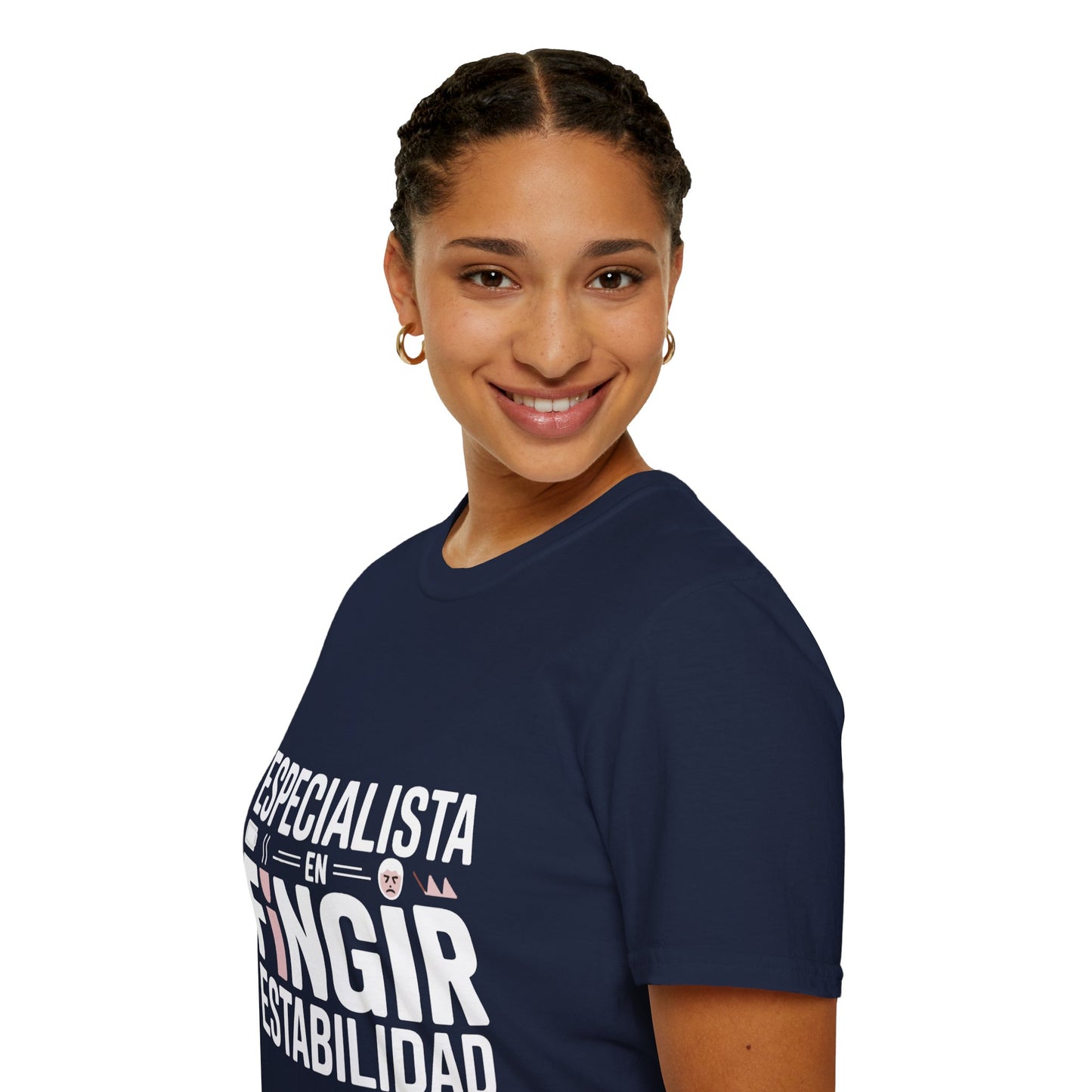 Camiseta sarcasmo laboral — "Especialista en fingir estabilidad" — Edición Oscura