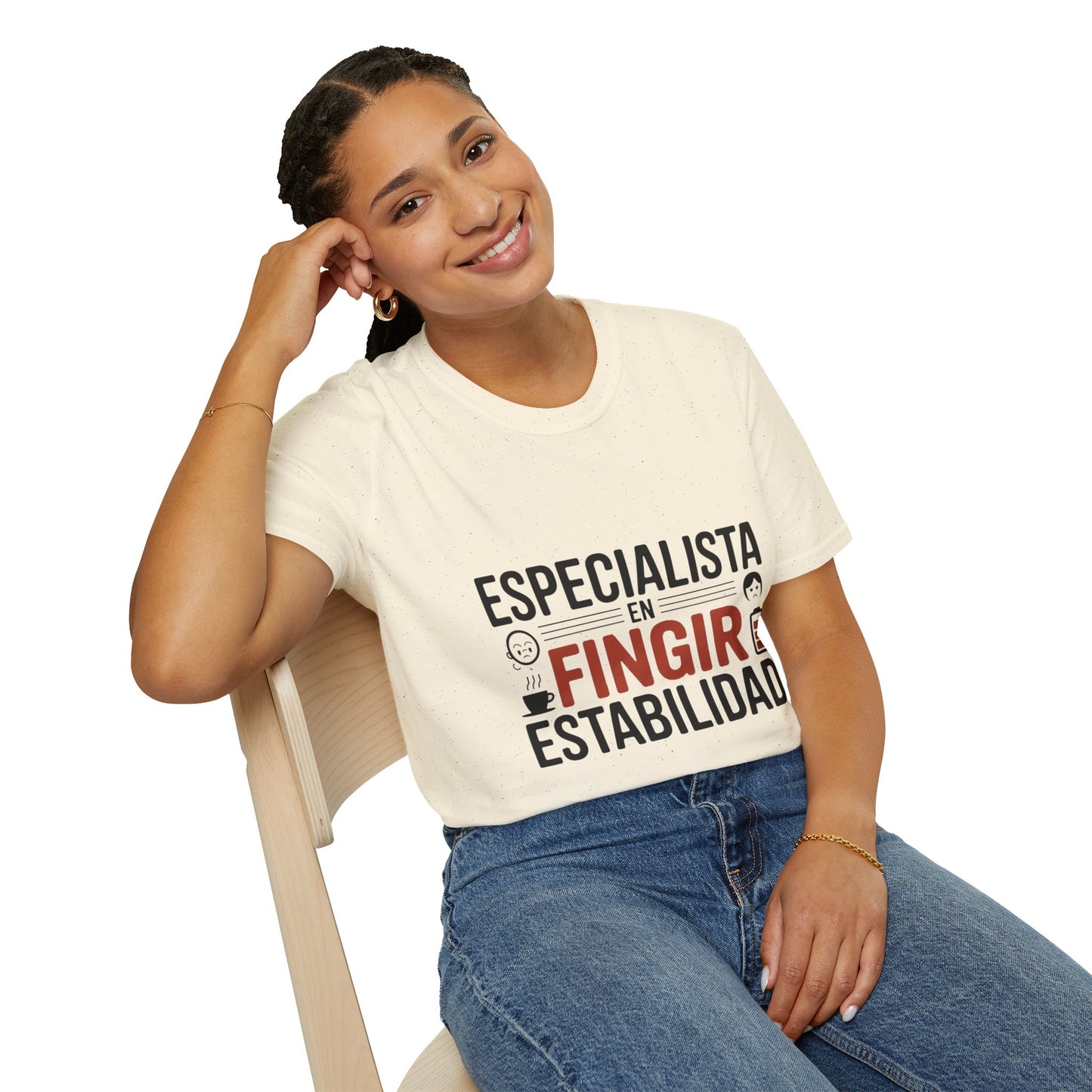 Camiseta sarcasmo laboral — "Especialista en fingir estabilidad" — Edición Clara