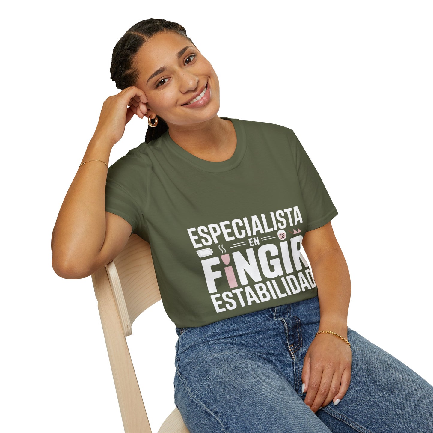 Camiseta sarcasmo laboral — "Especialista en fingir estabilidad" — Edición Oscura