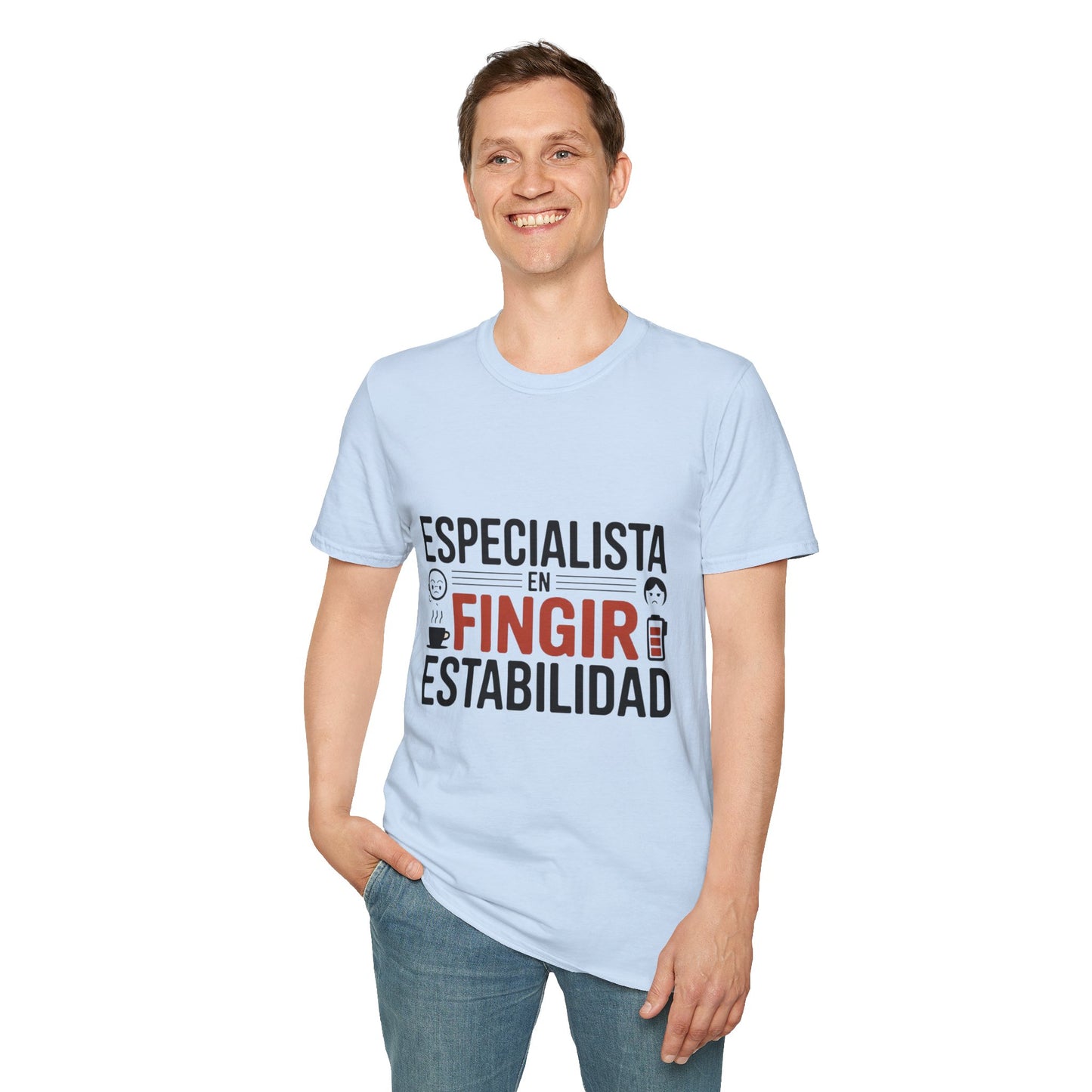 Camiseta sarcasmo laboral — "Especialista en fingir estabilidad" — Edición Clara
