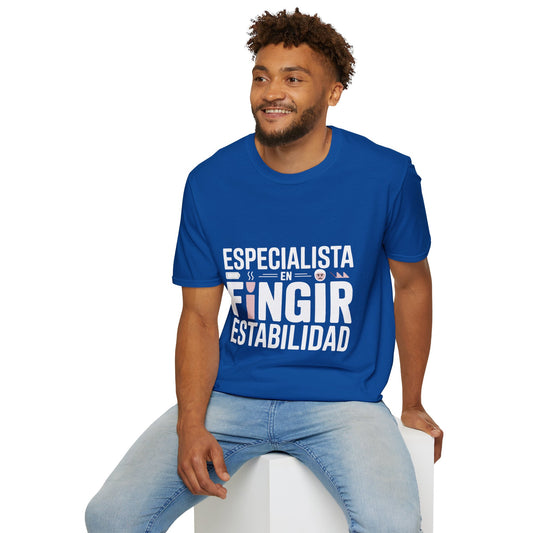Camiseta sarcasmo laboral — "Especialista en fingir estabilidad" — Edición Oscura
