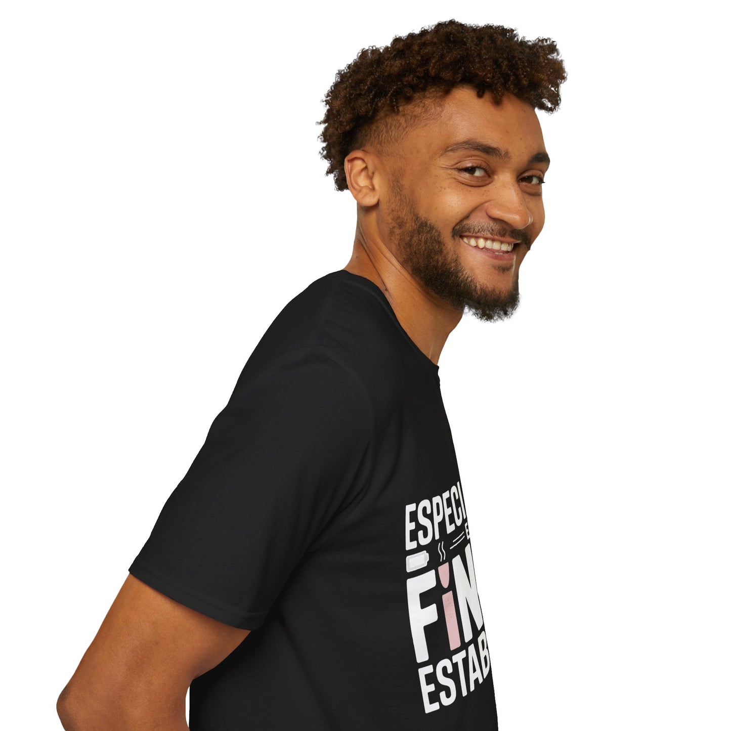 Camiseta sarcasmo laboral — "Especialista en fingir estabilidad" — Edición Oscura